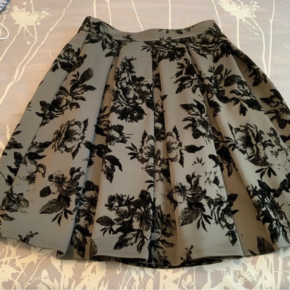 Faith & Joy Pleated Skirt Grey Silver Black Jacquard Pattern Size M - Picture 10 of 10